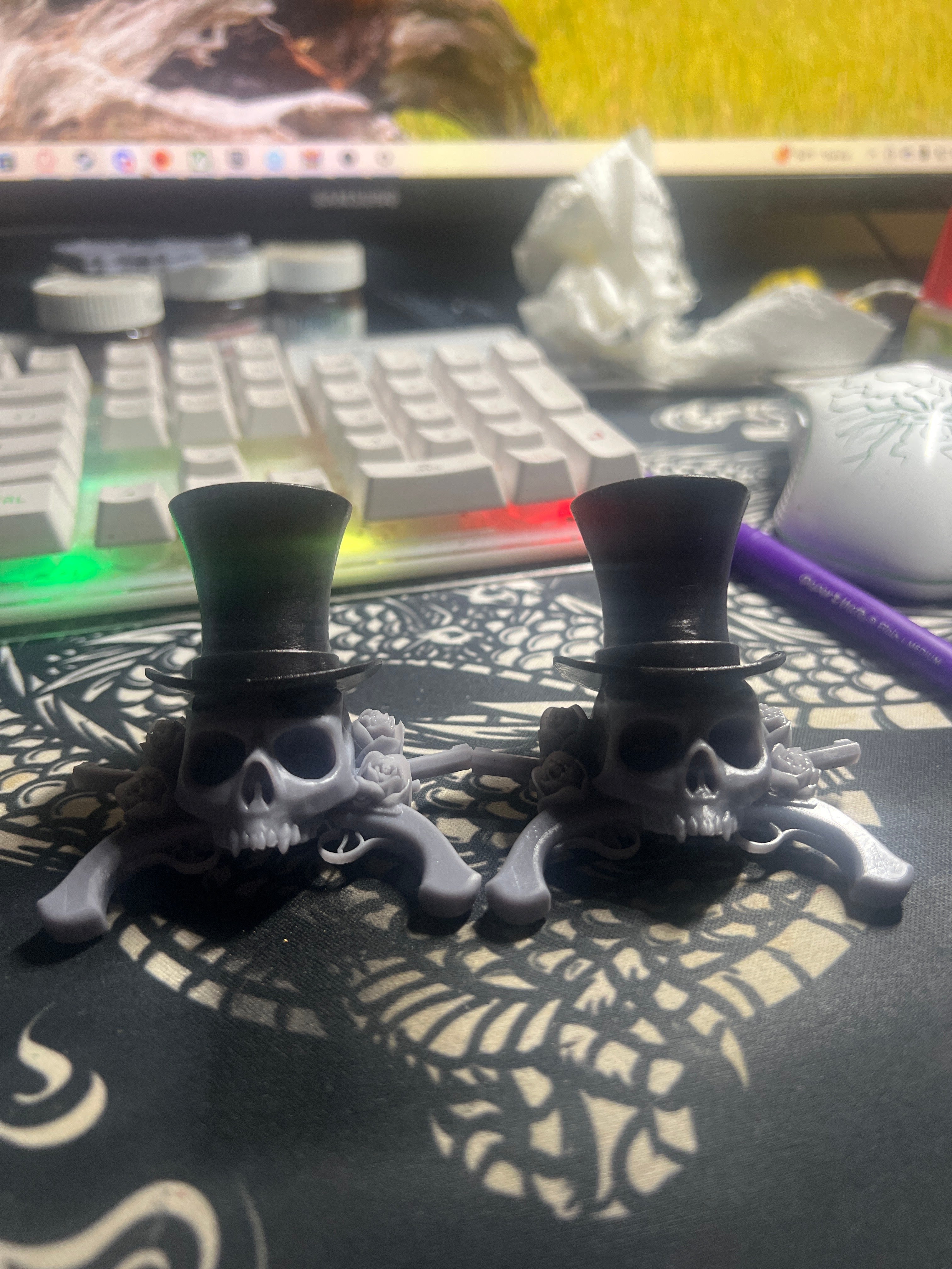 Guns N Roses skull and hat trinket
